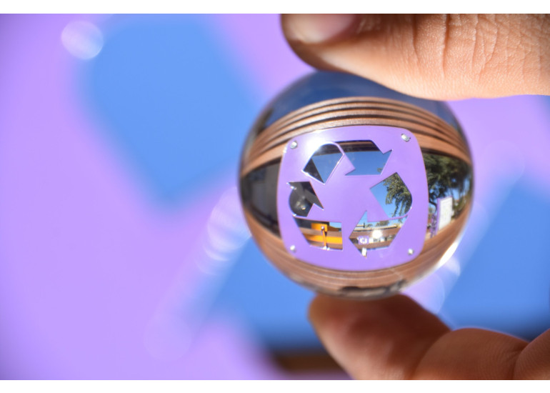 bild glaskugel mit wertsymbol scaled